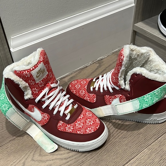Christmas Nikes size 8 - Picture 1 of 3